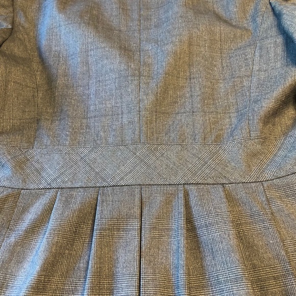 Unworn Banana Republic gray blazer with pleats - Picture 6 of 8